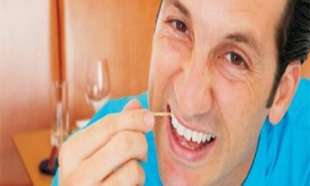 3 Bahaya Menggunakan Tusuk Gigi