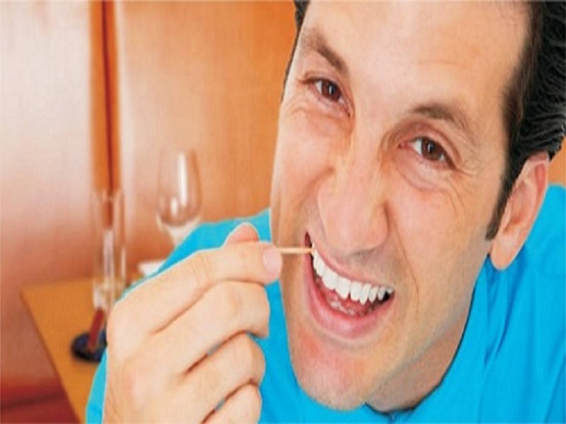 3 Bahaya Menggunakan Tusuk Gigi