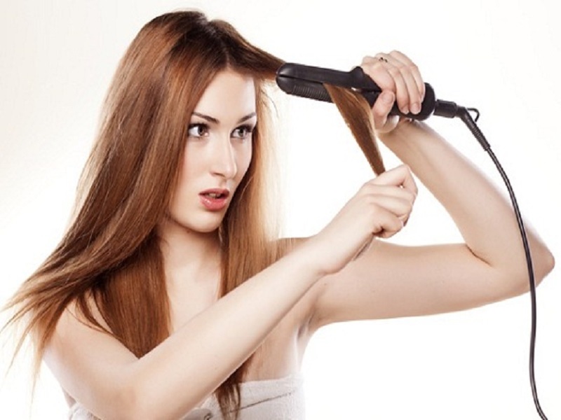4 Perlakuan Pada Rambut yang Dapat Merusaknya Dengan Cepat