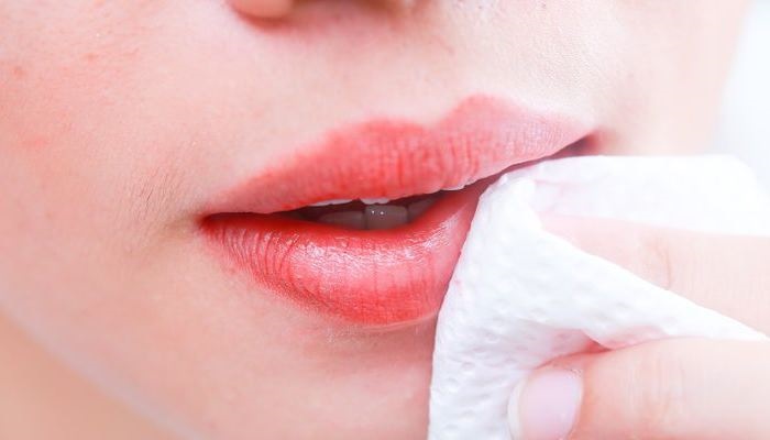7-tips-membersihkan-lipstik-yang-menempel-kuat-pada-bibir