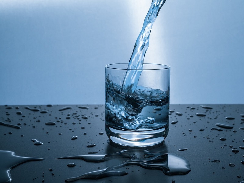 Mengapa Kita Perlu Rajin Minum Air Putih? Berikut Manfaatnya