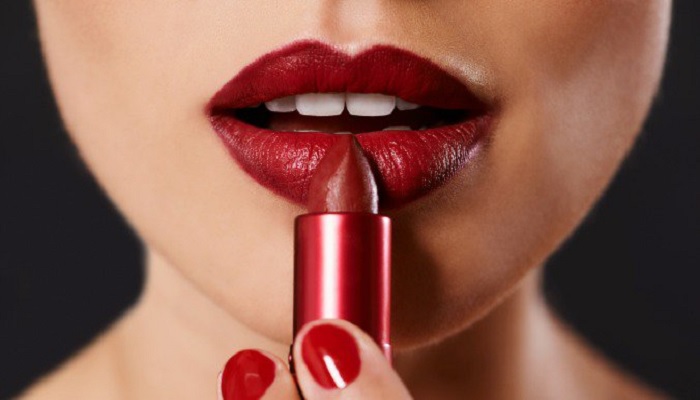 kenali-5-daftar-pilihan-warna-lipstik-untuk-bibir-gelap