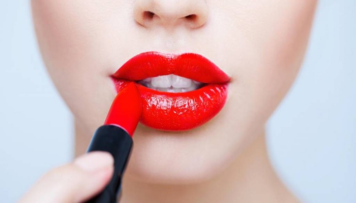 tips-mudah-memberikan-efek-lipstik-bleed-pada-bibir-anda