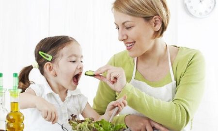 Tips Sederhana Membuat Proses Menyuapi Anak Makan Menjadi Lebih Mudah