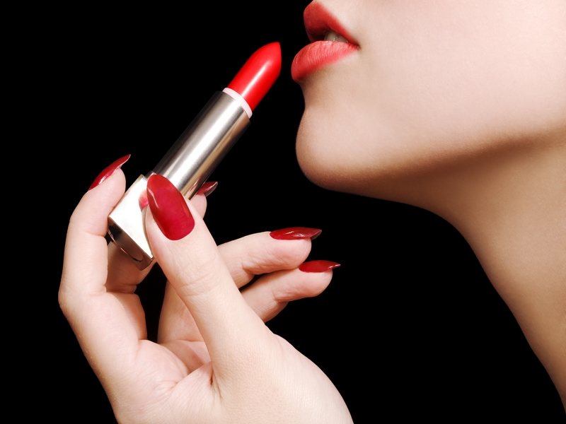 Tips Menghaluskan Polesan Lipstik