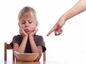 Memaksa anak makan dapat menyebabkan trauma