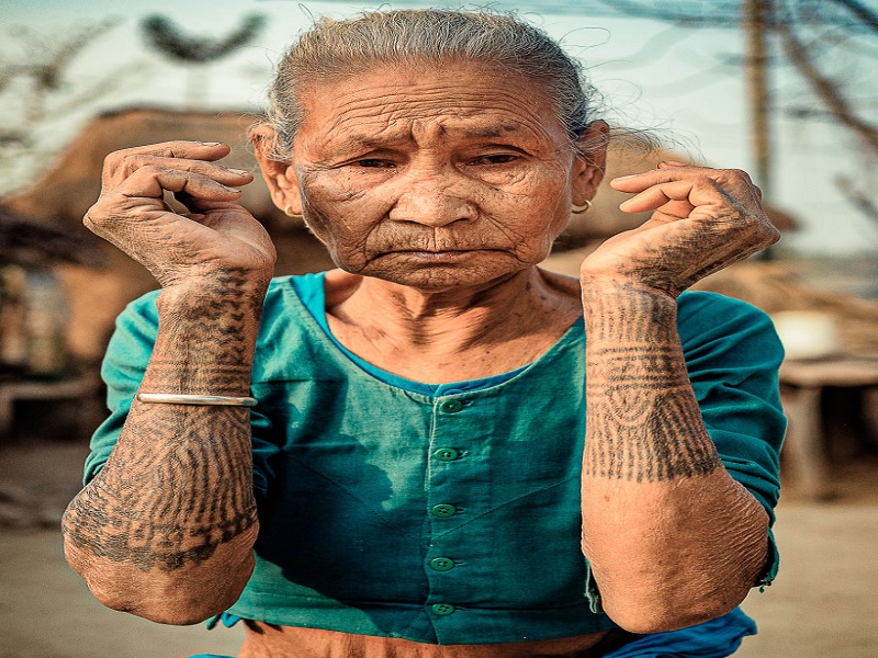 bukti kecantikan wanita suku Tharu dengan tato