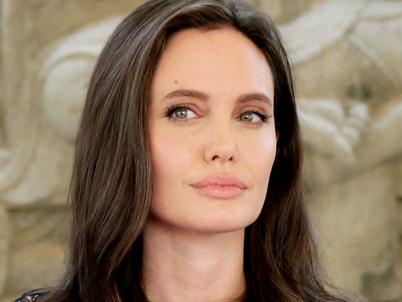 Ini Lho Penyebab Wajah Angelina Jolie Melorot