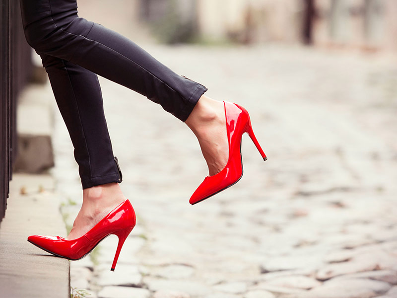 tips-aman-kenakan-sepatu-high-heels