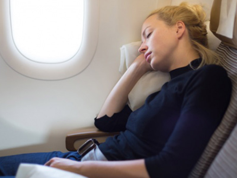 Tips Nyaman Tidur Di Pesawat Rute Jauh
